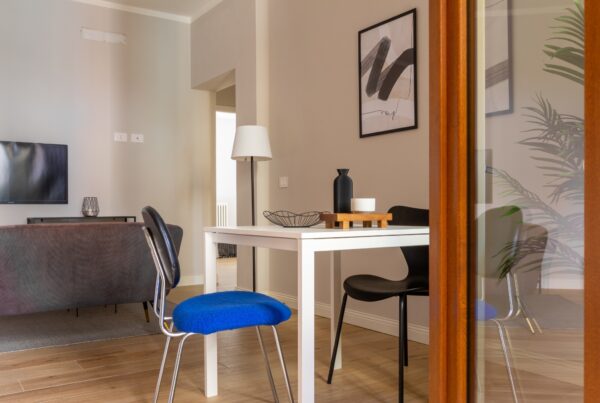 Zona pranzo con tavolo e sedie blu, home staging per la vendita a Firenze