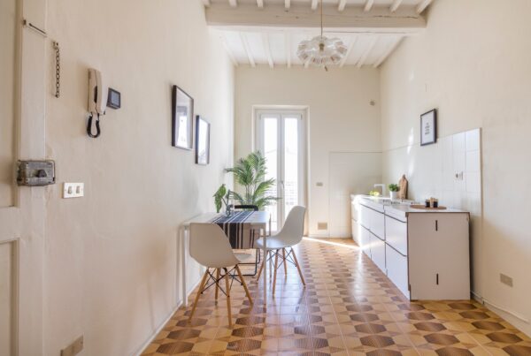 Zona pranzo con tavolo e credenza, home staging per la vendita a Certaldo