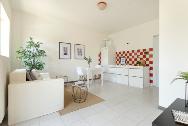 Zona giorno con cucina di un casale ristrutturato, home staging per la vendita in Valdarno