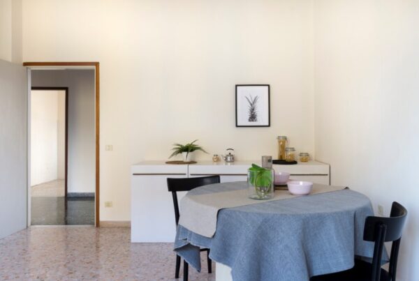 Zona pranzo con tavolo e stampa, home staging per la vendita a Firenze