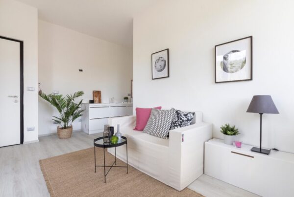 Soggiorno con divano e cuscini rosa, home staging per la vendita ad Arezzo